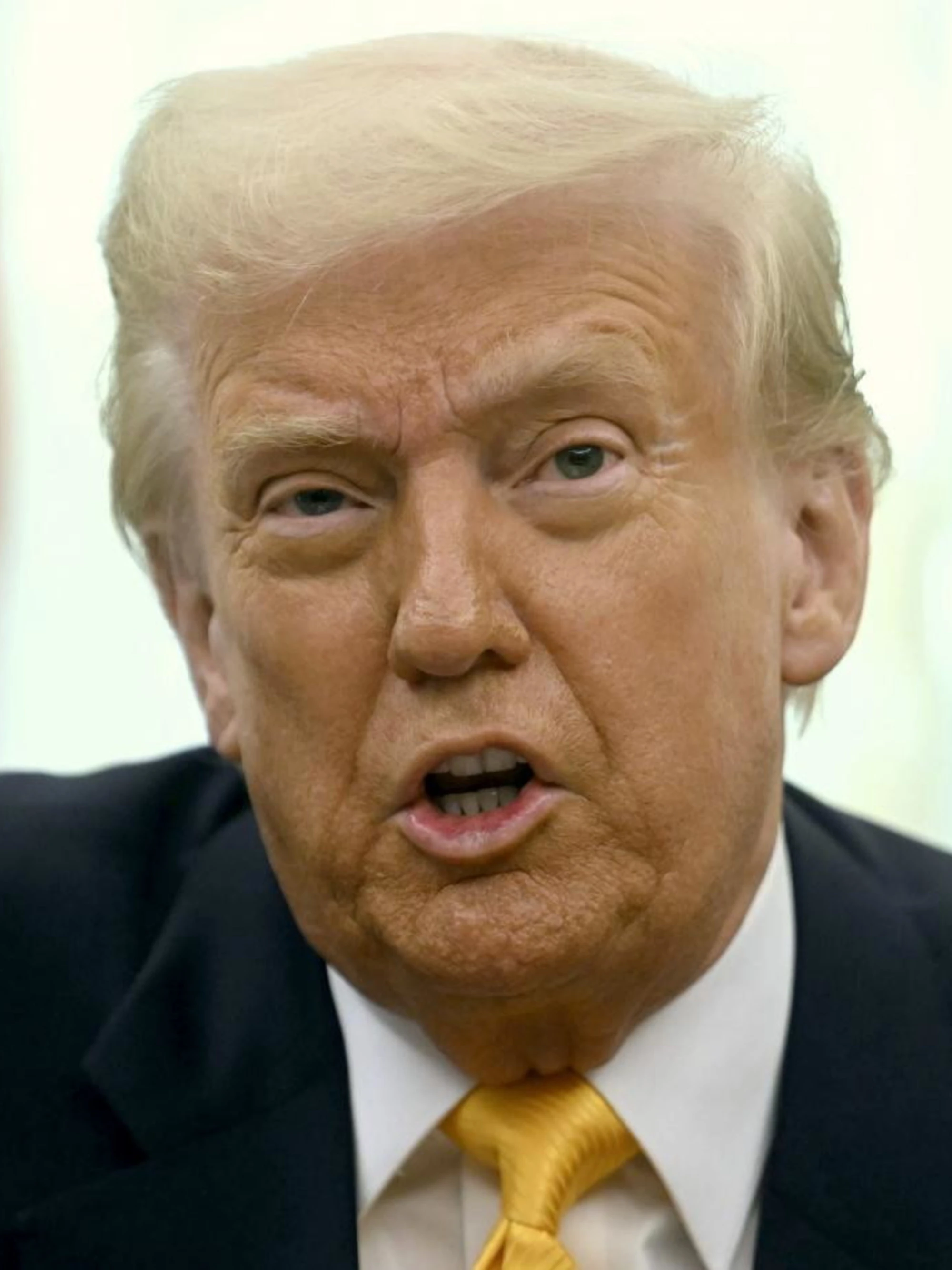 Donald Trump, dazi del 200% su vini e champagne: l'ultima mossa contro l'Ue