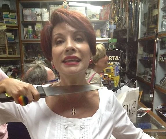 Alda D'Eusanio scatenata su Facebook: coltellaccio alla gola e "vaffa" a Matteo Renzi