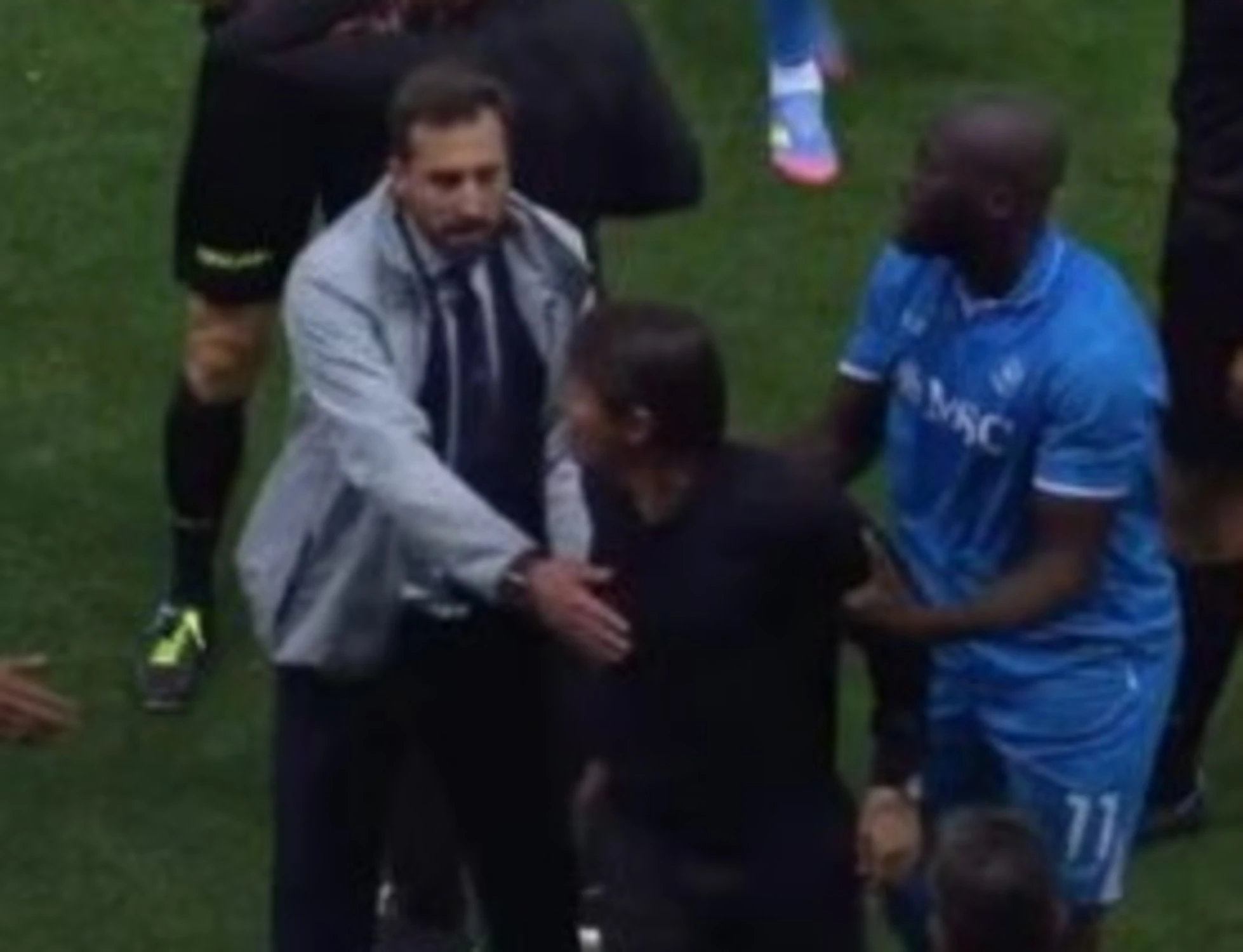Napoli, Antonio Conte fuori controllo: "Pezzo di m***, vengo a prenderti"