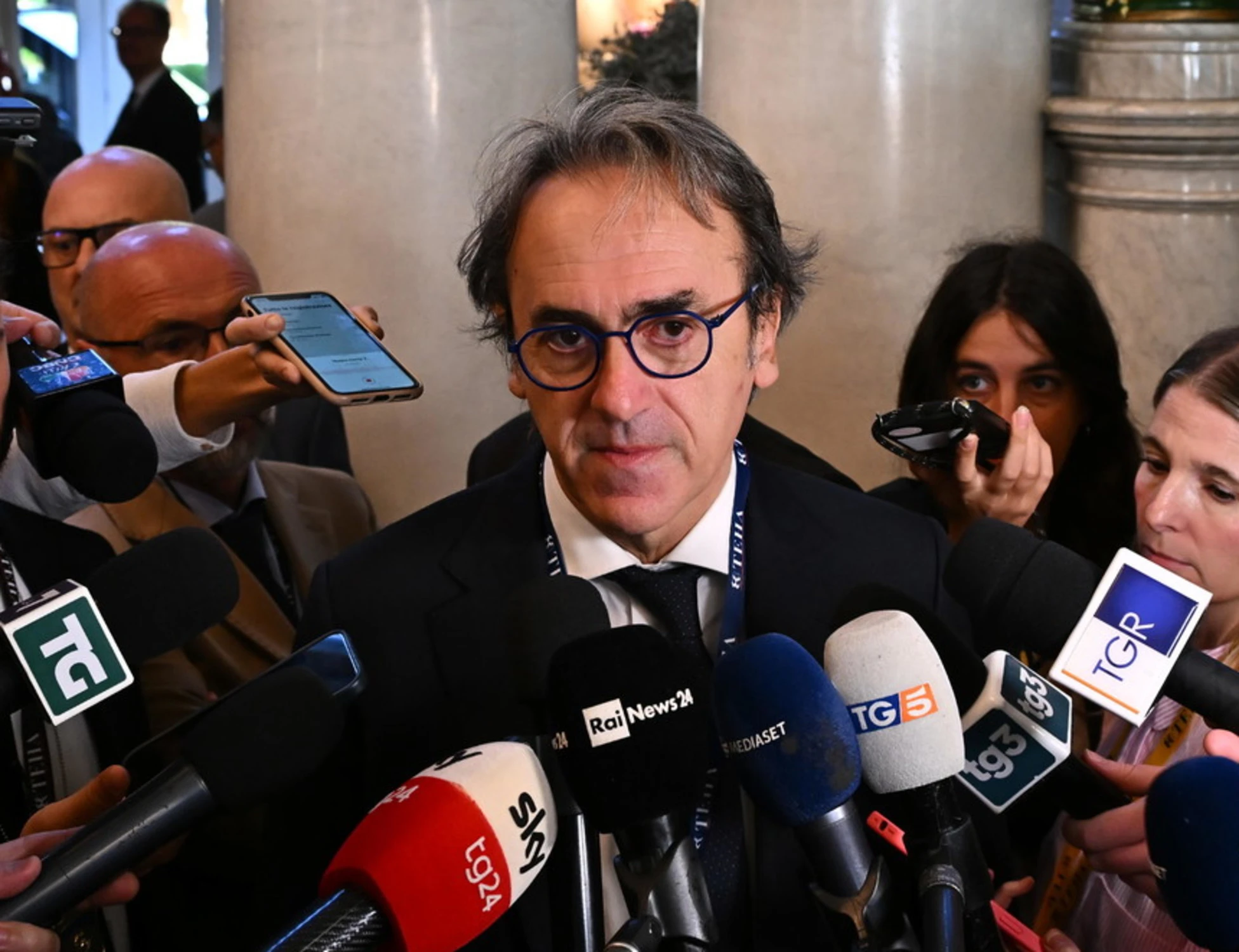 Bonelli e Calenda a Cernobbio, Carlo lo prende a insulti: "Il vostro cretinismo"