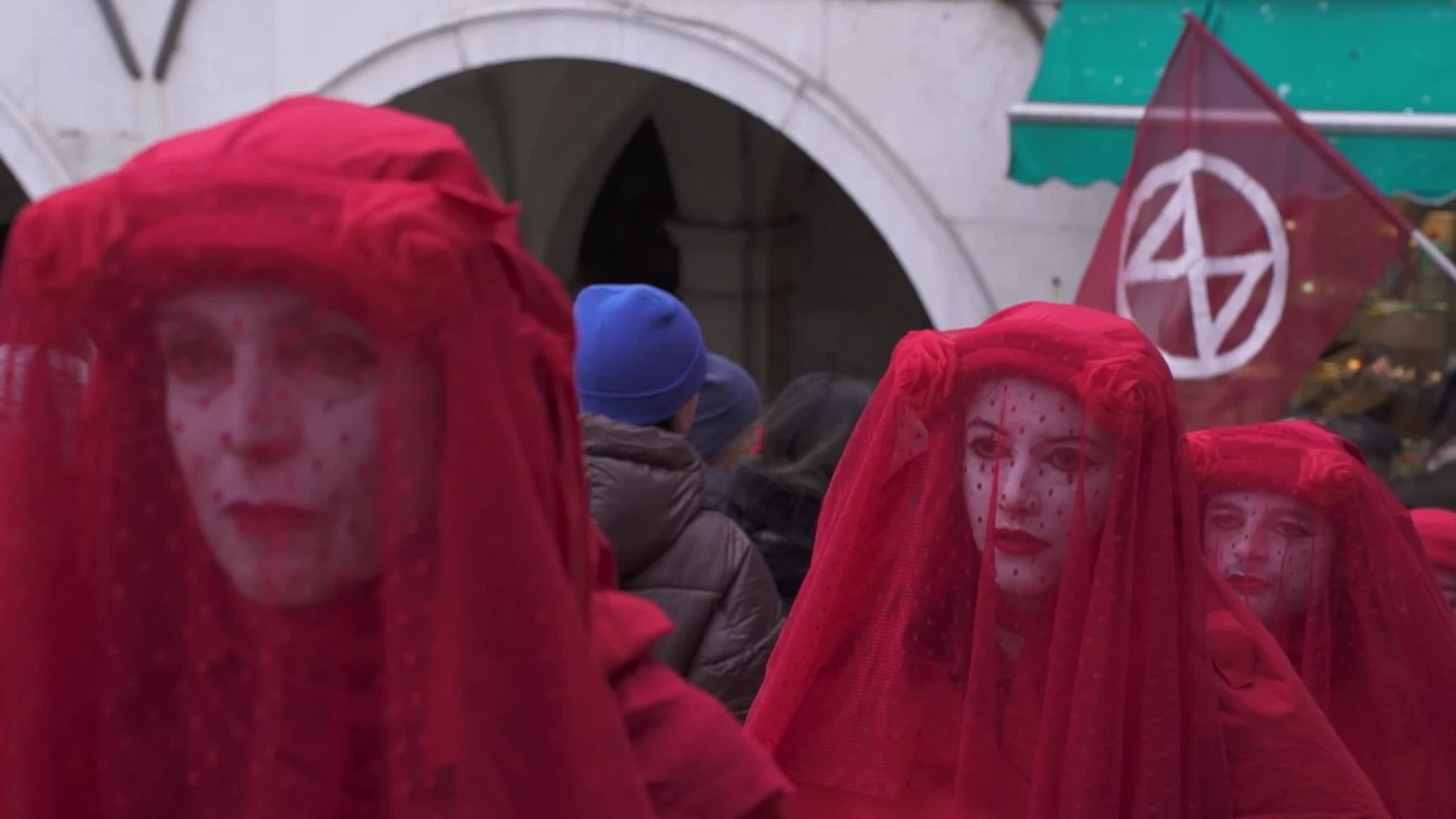 Venezia, blitz di Extinction Rebellion: il Canal Grande si colora ancora di verde