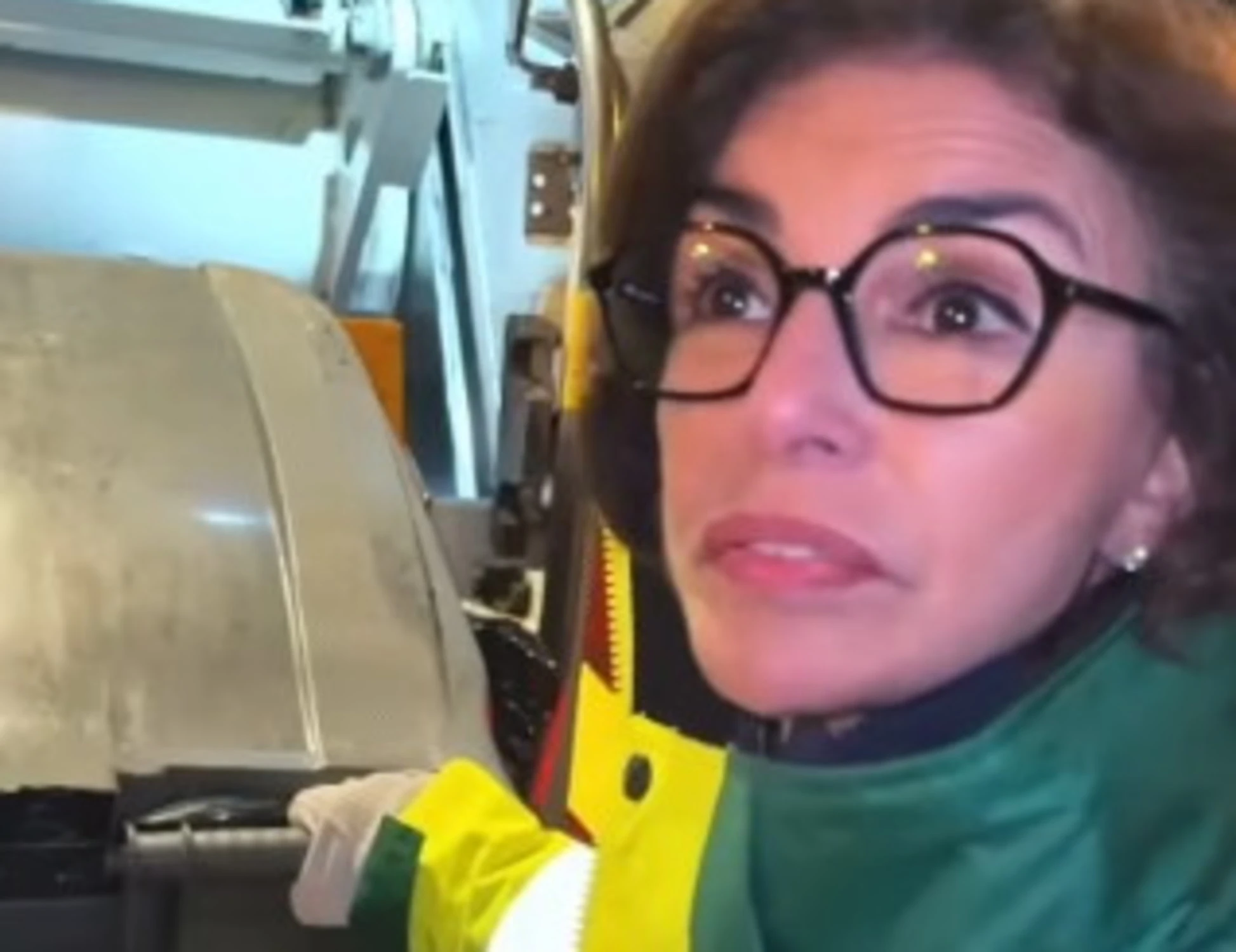 Parigi, i video della candidata sindaco Rachida Dati scatenano la sinistra: raccoglie spazzatura e carica merci 