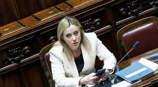 Meloni, allarme migranti: "Flusso incontrollabile"