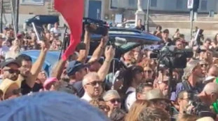 Funerali di Michela Murgia, la sfuriata fuori dalla chiesa: "Mancano", è caos