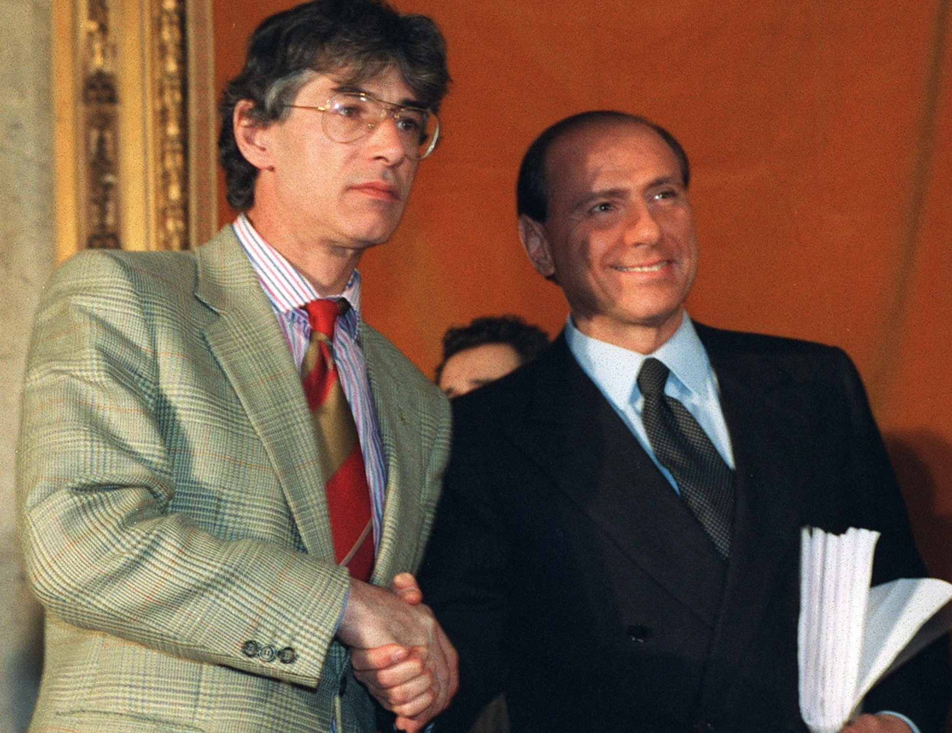 Bossi, D'Alema, Confalonieri: "Chi c'era dietro la rottura con Berlusconi", si riscrive la storia