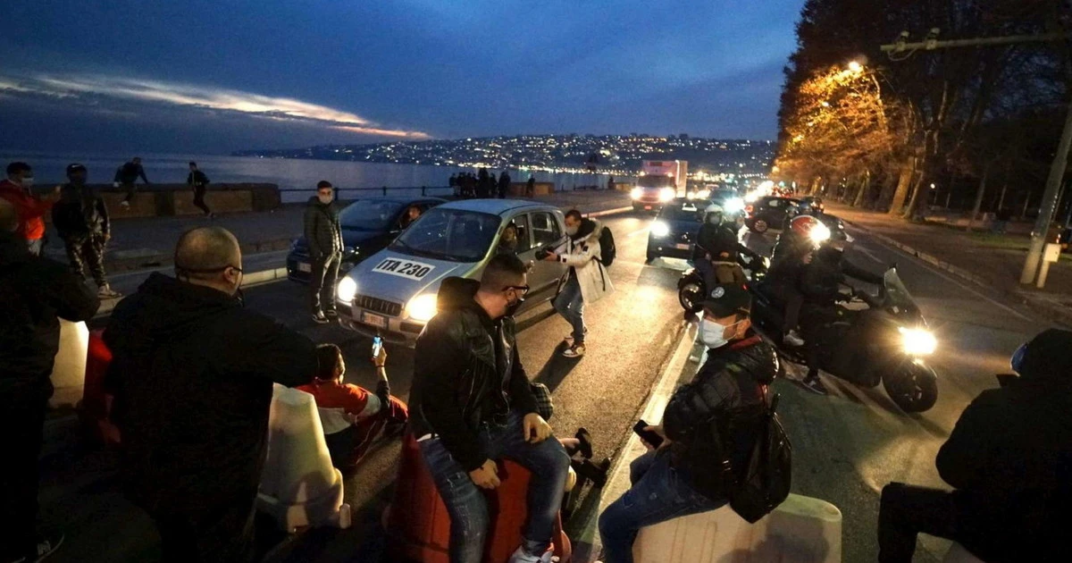 Napoli, barricate in strada contro Vincenzo De Luca: ristoratori contestano il cambio di colore dell'ultimo secondo