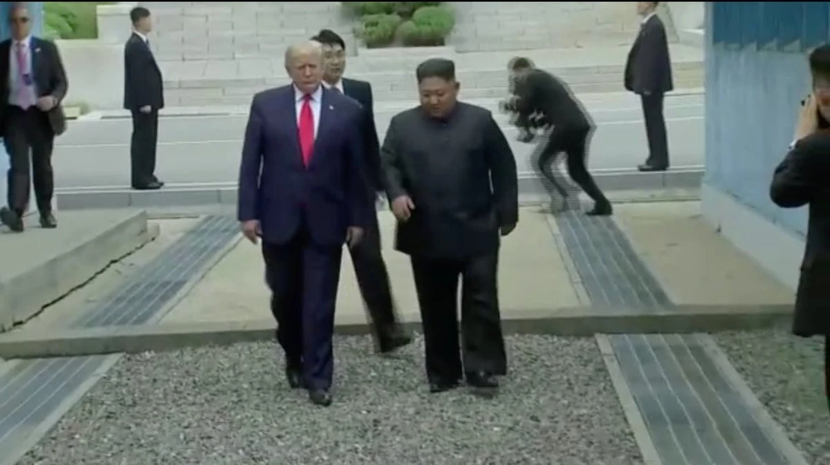 Donald Trump e Kim Jong-un, il clamoroso incontro al confine tra le due Coree: si fa la storia