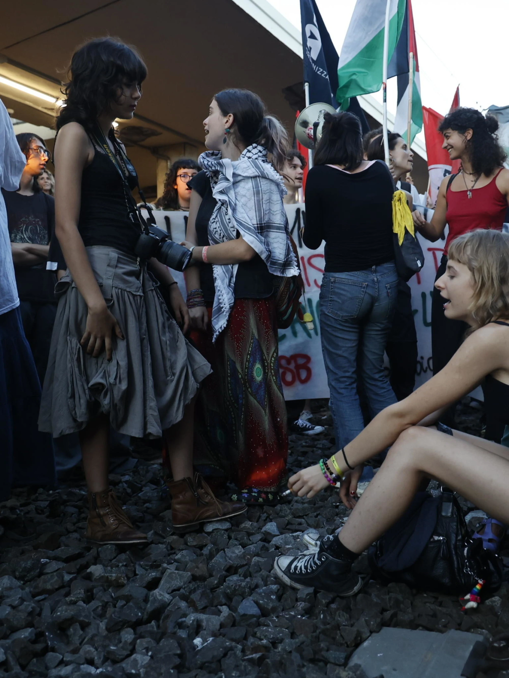 Pisa, assalto ai binari: circolazione ferma per la Flotilla