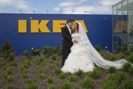 Sì tra gli scaffali ecco le prime nozze all&apos;Ikea