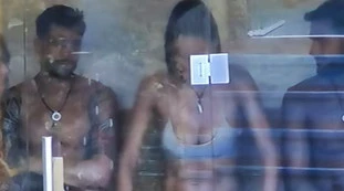 Grande Fratello Vip, Elisabetta Gregoraci "accerchiata in sauna": clamoroso, dove cadono le sue mani
