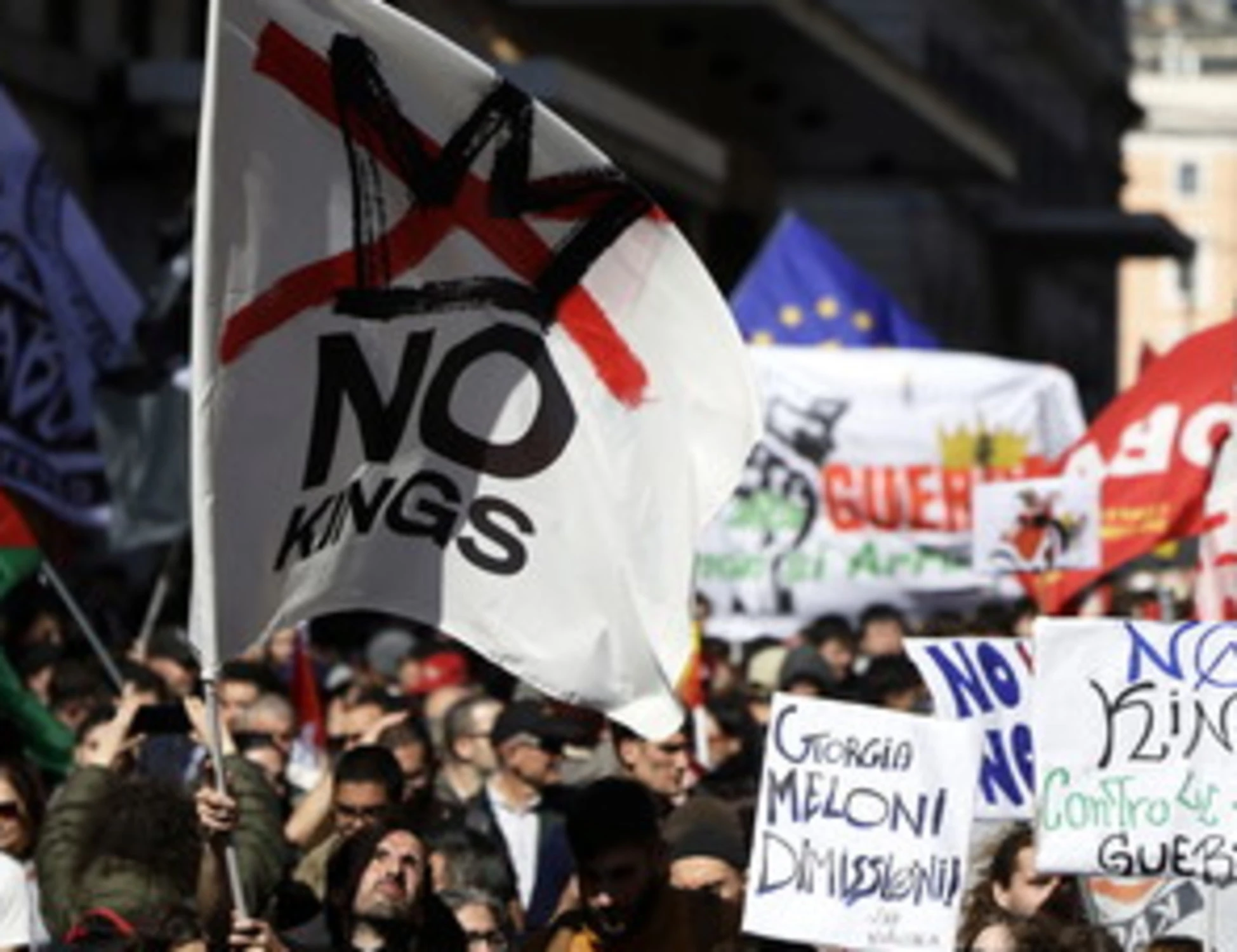 Corteo a Roma, "governati da fascisti": insulti contro Meloni, ecco la manifestazione per la pace