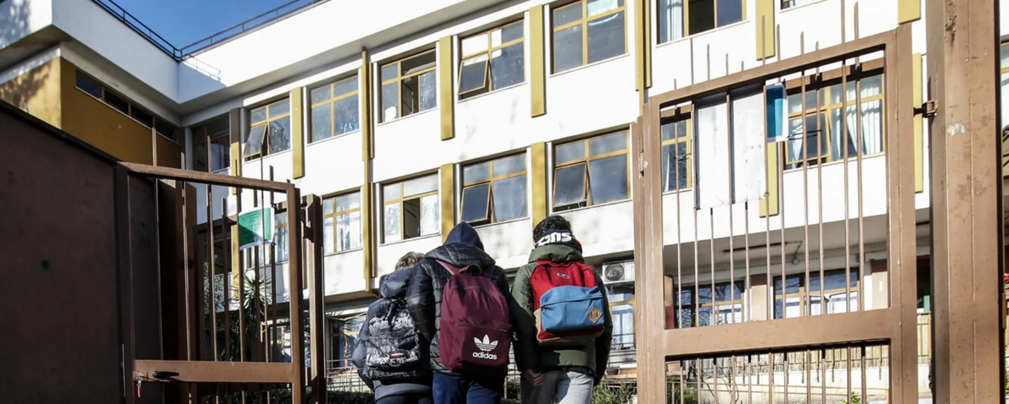 Spray urticante, poi coltellate alla professoressa: cosa c'è dietro il folle gesto del 13enne