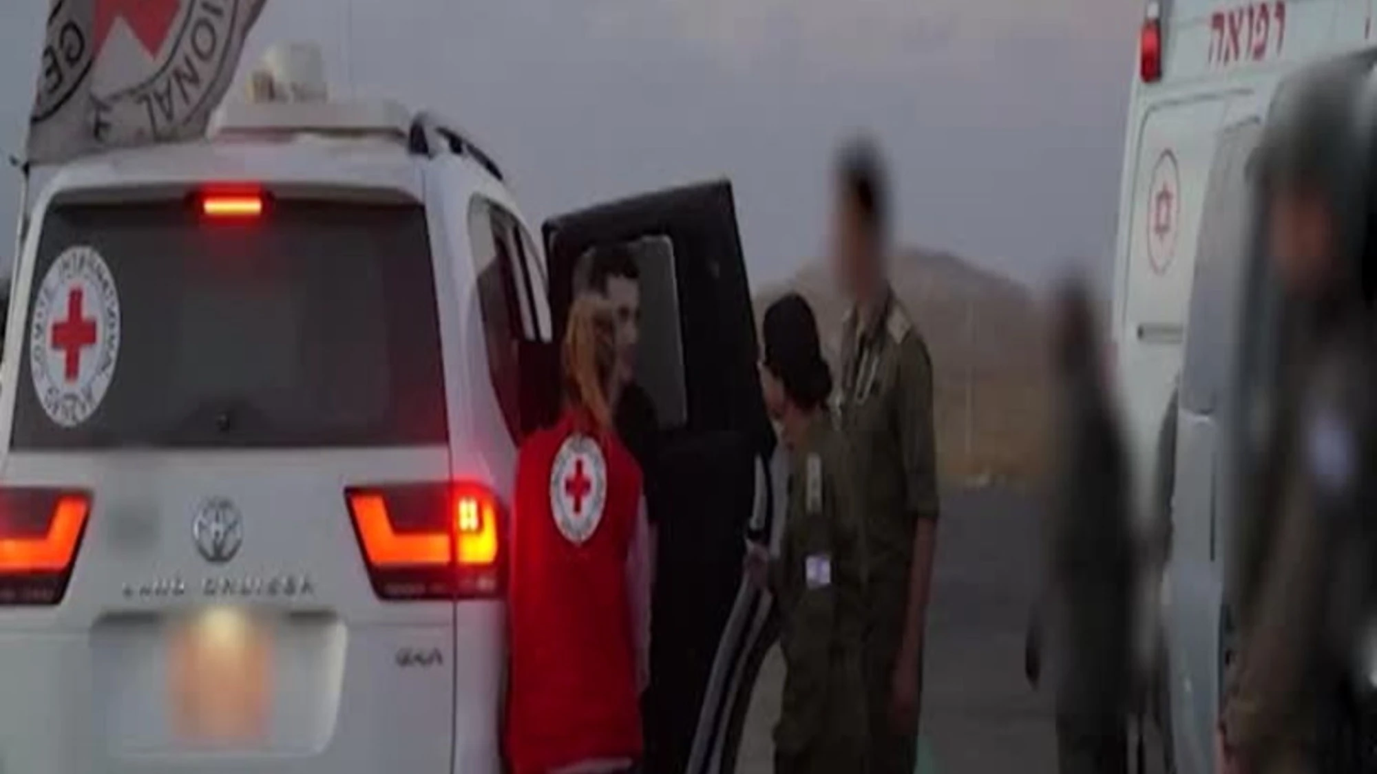 Israele, liberato l'ostaggio Edan Alexander: l'abbraccio con la famiglia