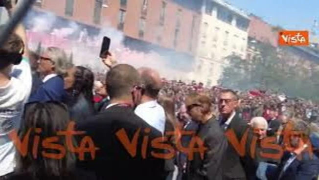 I tifosi salutano Baresi con cori e fumogeni