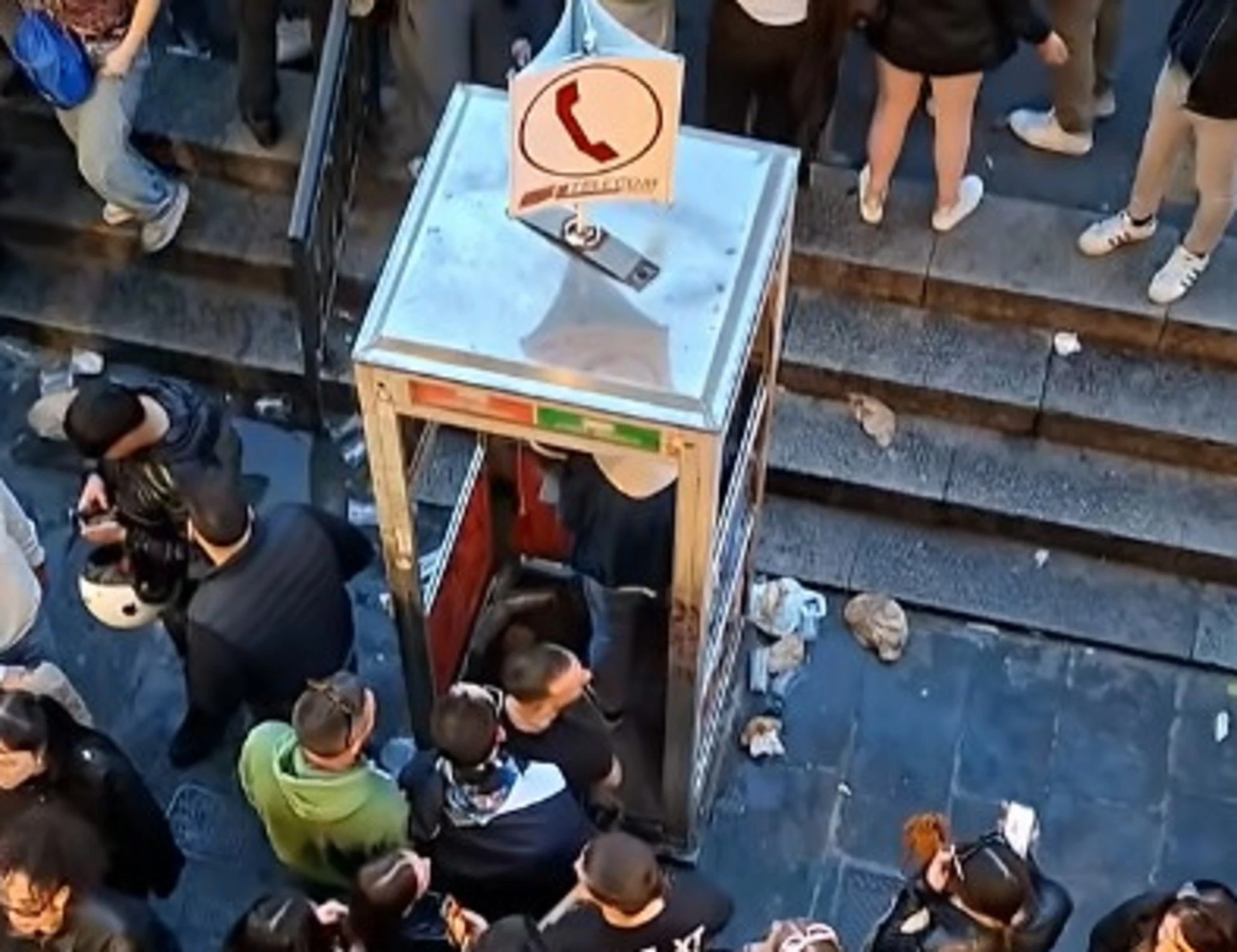 Genova, il concerto organizzato targato Salis? La cabina telefonica diventa un bagno