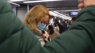 Striscia la notizia, Super Green pass: "Cos'è successo a chi è salito a bordo del tram senza". Video sconcertante