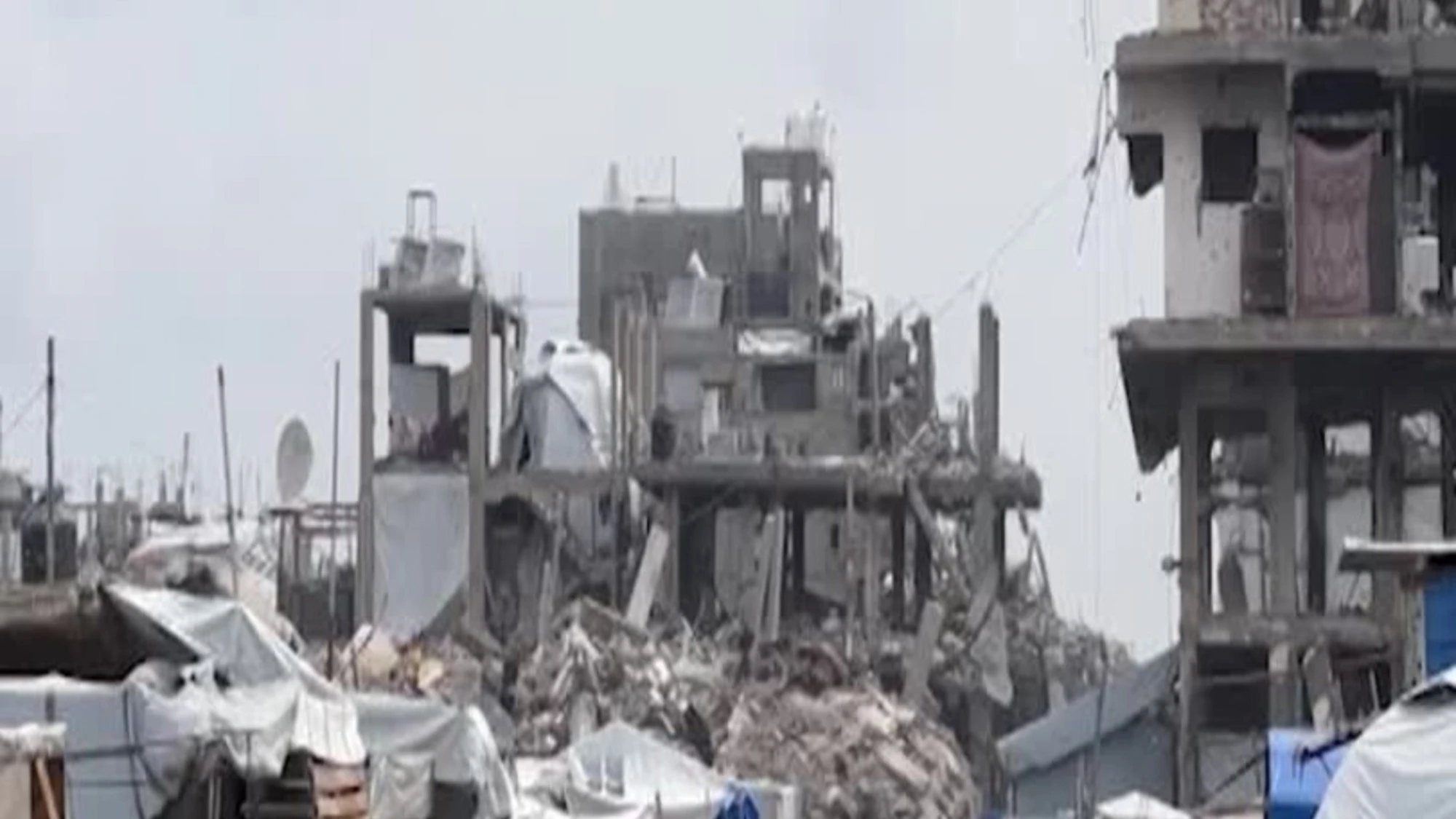 Gaza, missili di Israele su una casa a Jabaliya: le immagini dell'esplosione