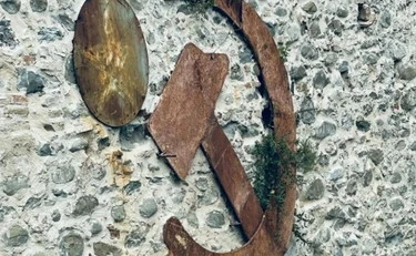 Montorio al Vomano, il sindaco rimuove la Falce e il Martello e scoppia la bufera: "Simbolo dei diritti dei lavoratori"