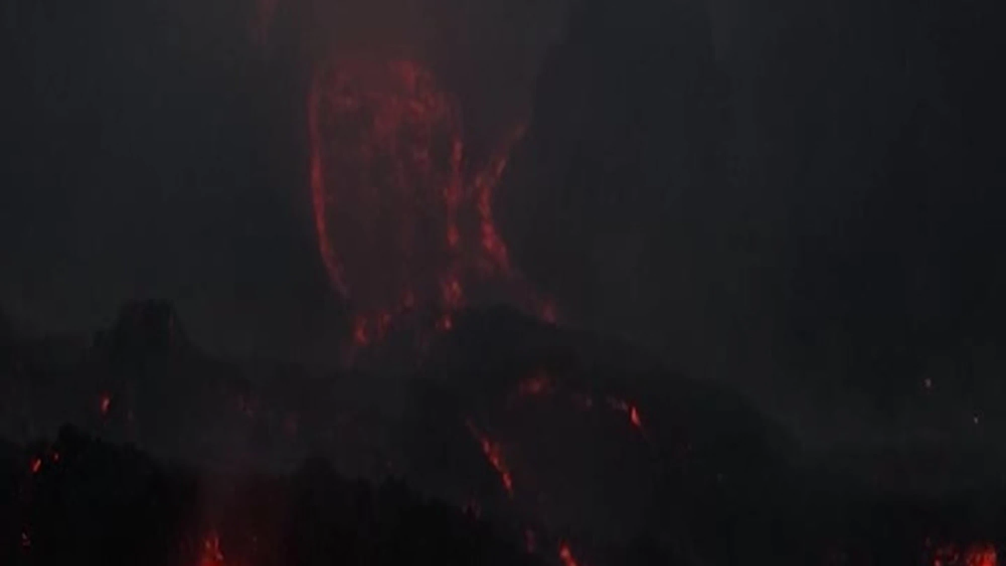 Etna, panorama infernale tra colate di lava e fumo denso