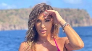 Sabrina Salerno in bikini, il pezzo di sopra è troppo piccolo. Imprevisto: Lato A incontenibile