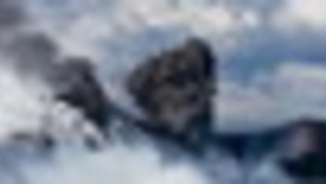 Neve, fumo, lava e lapilli, lo spettacolo dell'eruzione dell'Etna