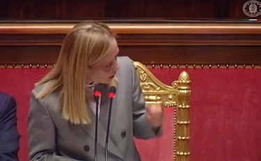 Giorgia Meloni travolge Conte in Senato: "Il mio stile è un altro"