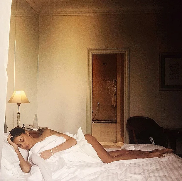 Belen Rodriguez ha l'influenza, ma a letto ci sta tutta nuda: ecco lo scatto da brivido