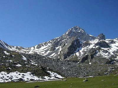 Con la 'Carovana delle Alpi' Legambiente assegna 11 bandiere nere e 7 verdi