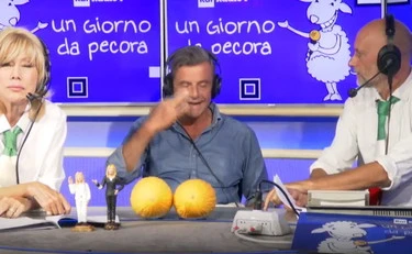 Carlo Calenda sbrocca in diretta con l'ascoltatore: "Cog***i come te che votano idioti"