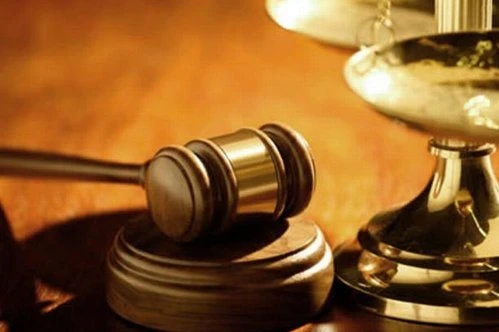 Chi lavora nel negozio del fratello nel giorno di malattia è licenziabile