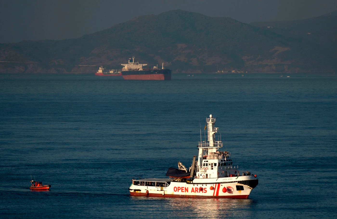 Open Arms torna in mare e soccorre 52 migranti. Altra sfida a Salvini: "Ora ci serve un porto sicuro"