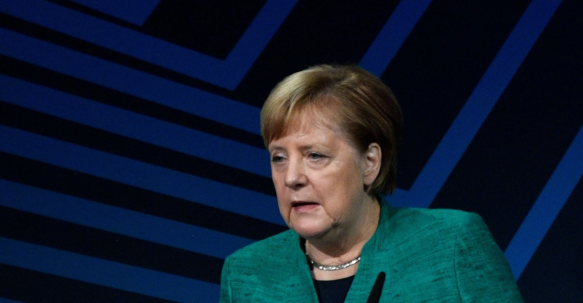 Angela Merkel scaricata dal capogruppo Cdu, uno storico collaboratore: il suo governo in bilico