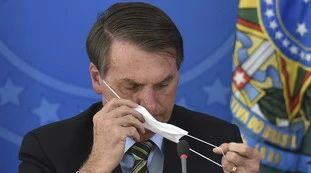 Coronavirus, Jair Bolsonaro nasconde l'esito dei test: dubbi sulla veridicità dei suoi tamponi