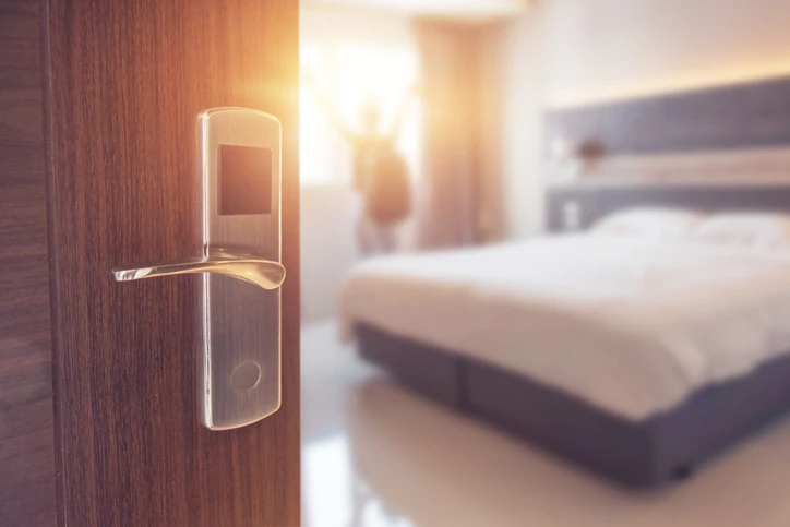 Hotel, la truffa nascosta: la banalissima mossa nella vostra stanza che può rovinarvi il conto corrente
