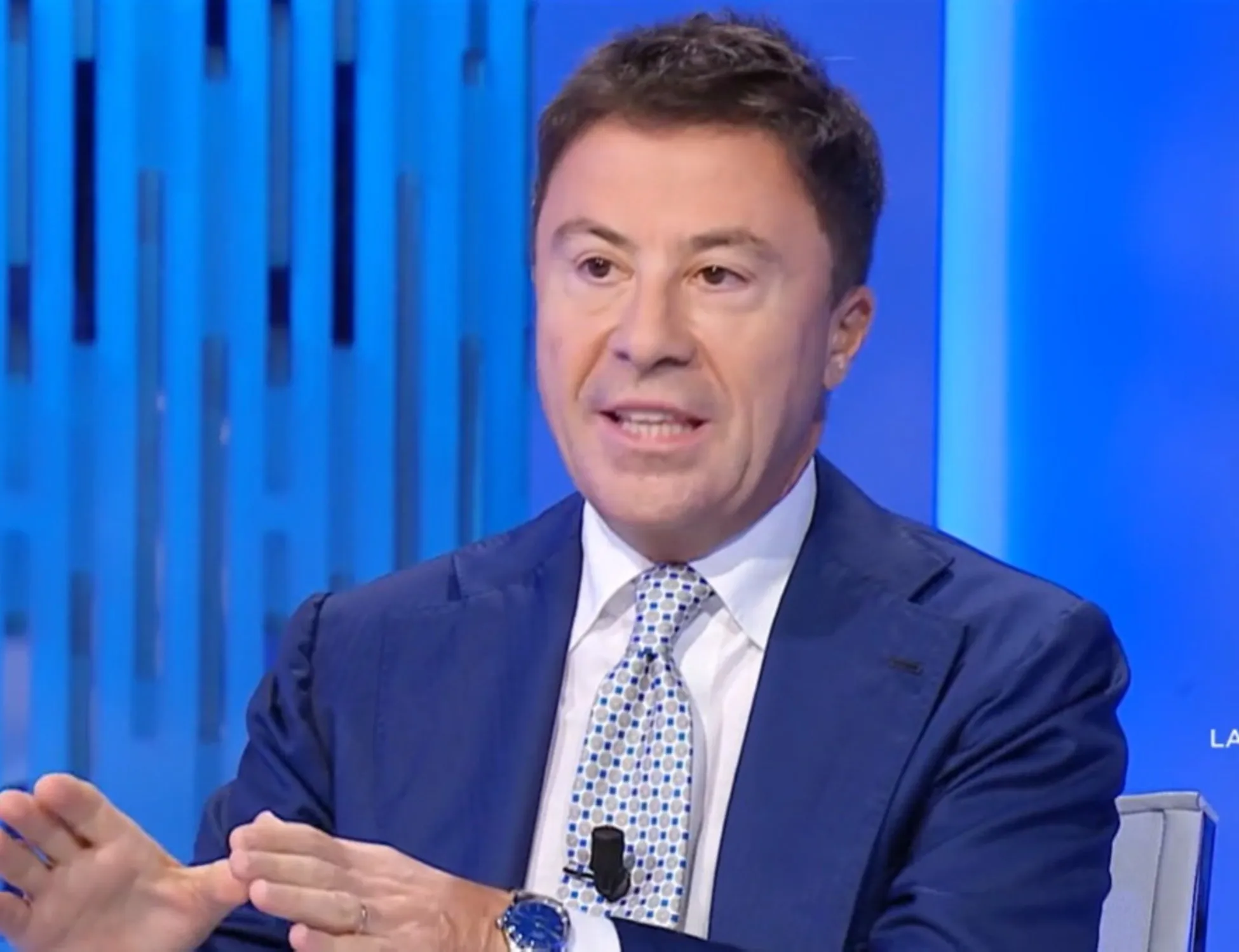 Leggi l'articolo: Bocchino zittisce Travaglio: "Cinque italiani, 25 stranieri"