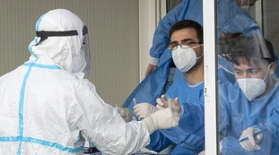 Bollettino coronavirus del 23 dicembre: sfondati i 70mila morti. I nuovi positivi sono 14.533, i morti 553, calano i ricoveri