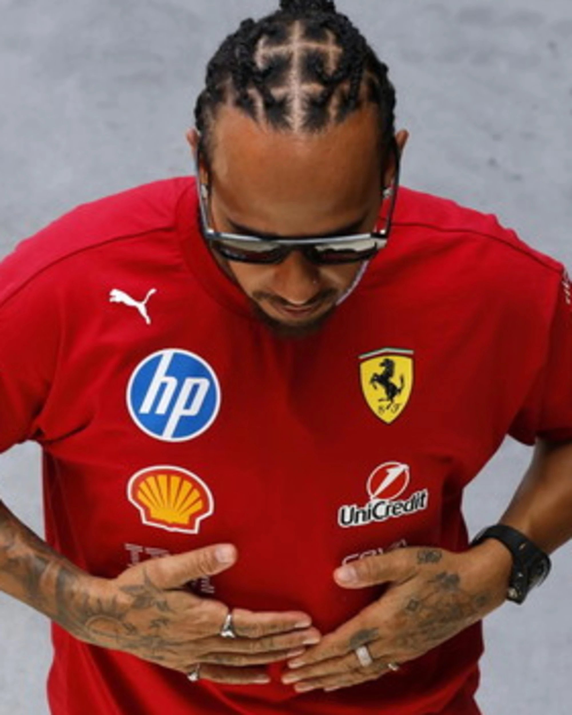 Lewis Hamilton furioso: "Ferrari, chi rema contro. Un giorno saprete tutto"
