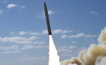 Iran, la guerra nel Golfo in diretta: "Via la portaerei Ford, arriva il missile ipersonico Dark Eagle"