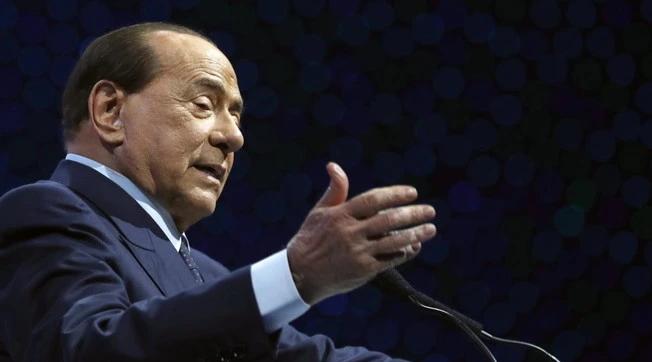 Silvio Berlusconi, la telefonata al comizio: "Sto lottando col coronavirus. Malattia infernale, spero di farcela"