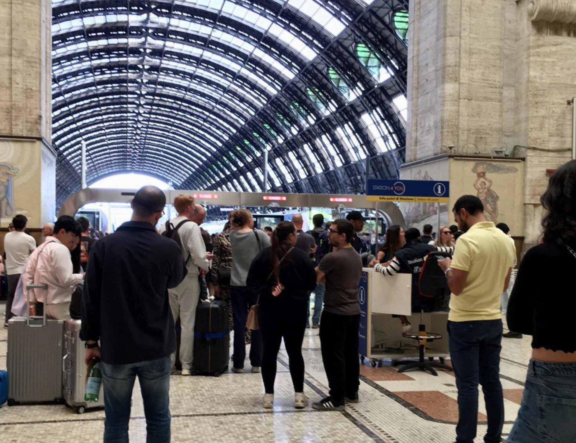 Milano, aggredisce un gruppo di ebrei in stazione: chi finisce in manette