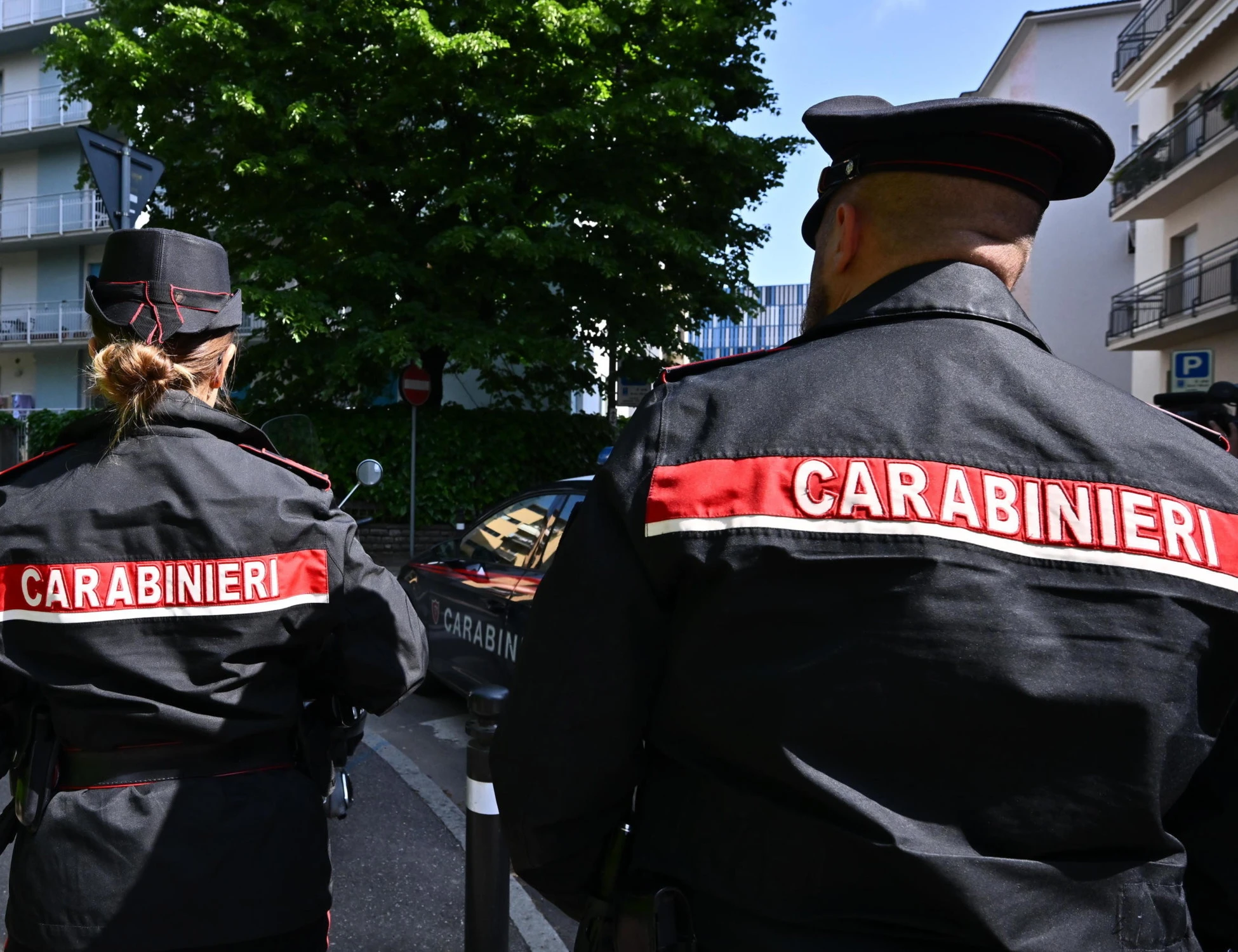 Viareggio, bottigliate in testa per rapinarlo: arrestato 22enne marocchino
