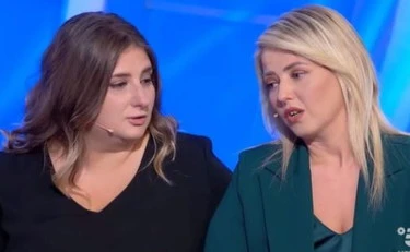 C'è posta per te, Maria De Filippi sbotta con le figlie di Leo: "Due viziate"