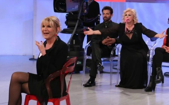 Uomini e donne, Gemma Galgani in lacrime. Tina Cipollari accusa e la De Filippi interrompe tutto