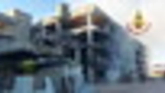 Incendio in un edificio occupato a Roma, immagini dei vigili del fuoco