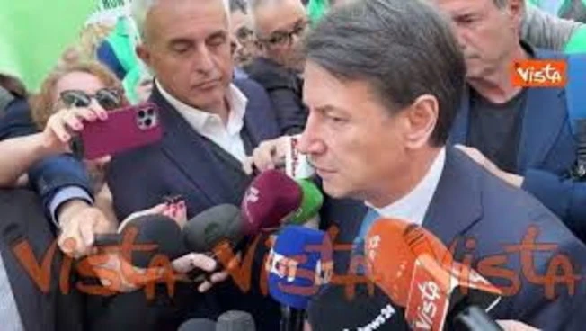 Conte dà il via ai cronisti prima di iniziare il suo intervento al punto stampa: Uno, due, tre