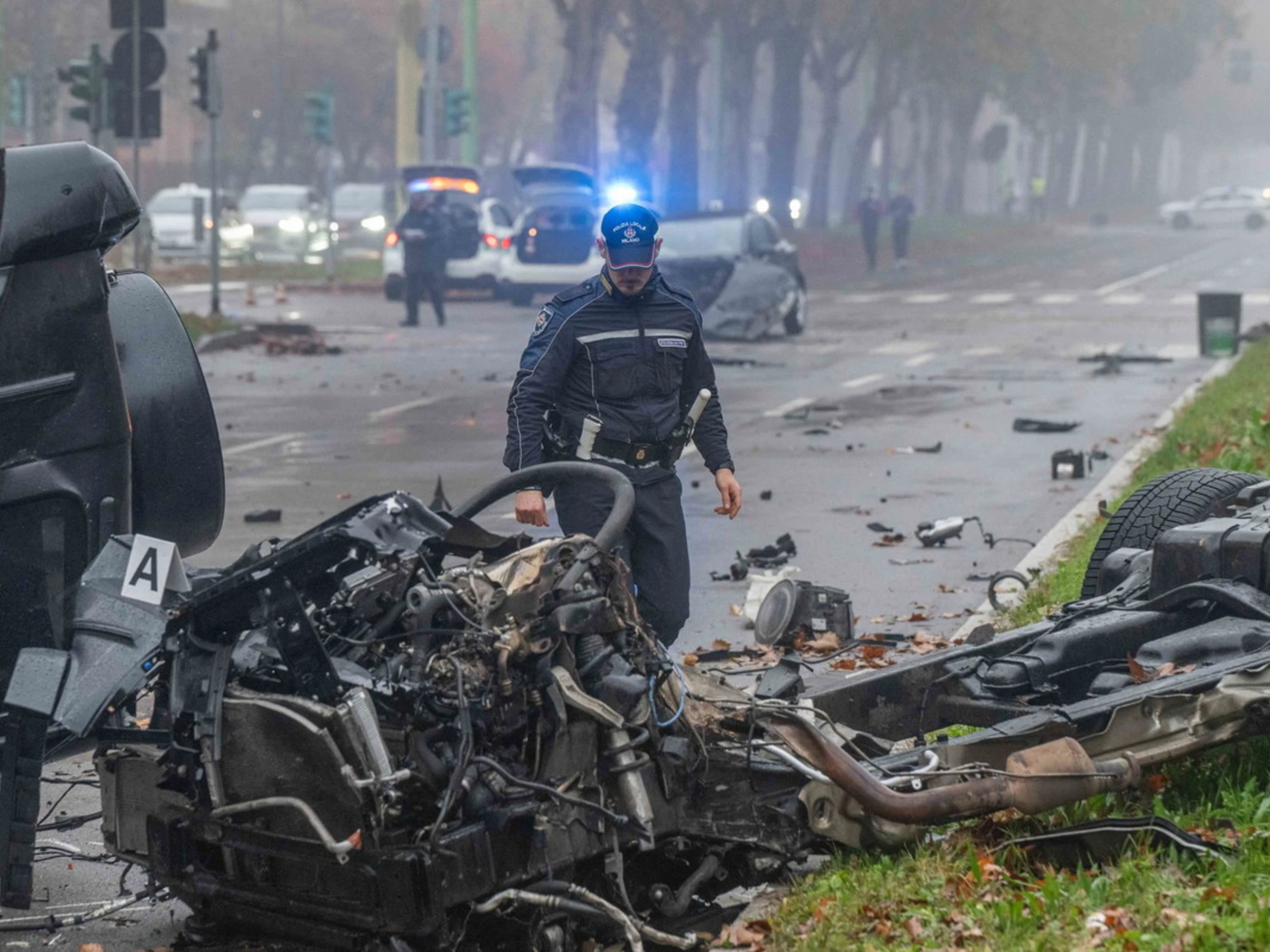 Auto ribaltata e in fiamme: schianto da brividi a Milano. Uno dei feriti in fin di vita