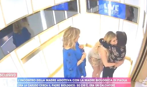 Live non è la D'Urso, sorpresa per Paola Caruso: la madre adottiva incontra quella biologica. Tensione in tv