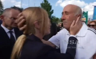 Giorgia Meloni, "ci hai onorato": l'anziano di Amatrice zittisce la sinistra