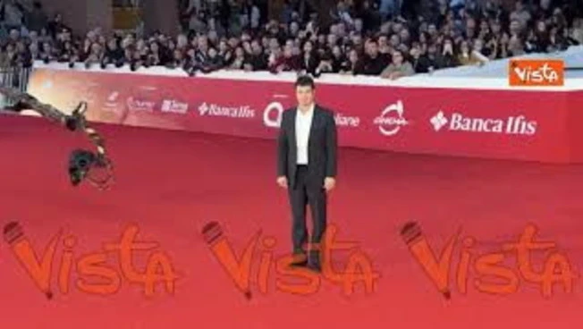 Riccardo Scamarcio in posa per i fotografi sul red carpet della Festa del Cinema di Roma