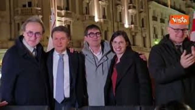 L'abbraccio sul palco tra Schlein, Conte, Fratoianni e Bonelli durante festa vittoria No